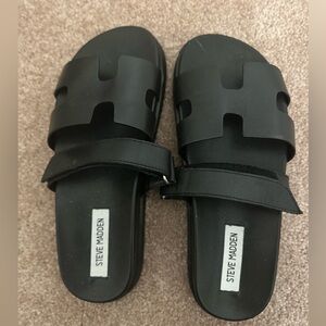 STEVE MADDEN | MAYVEN Black Leather Sandals